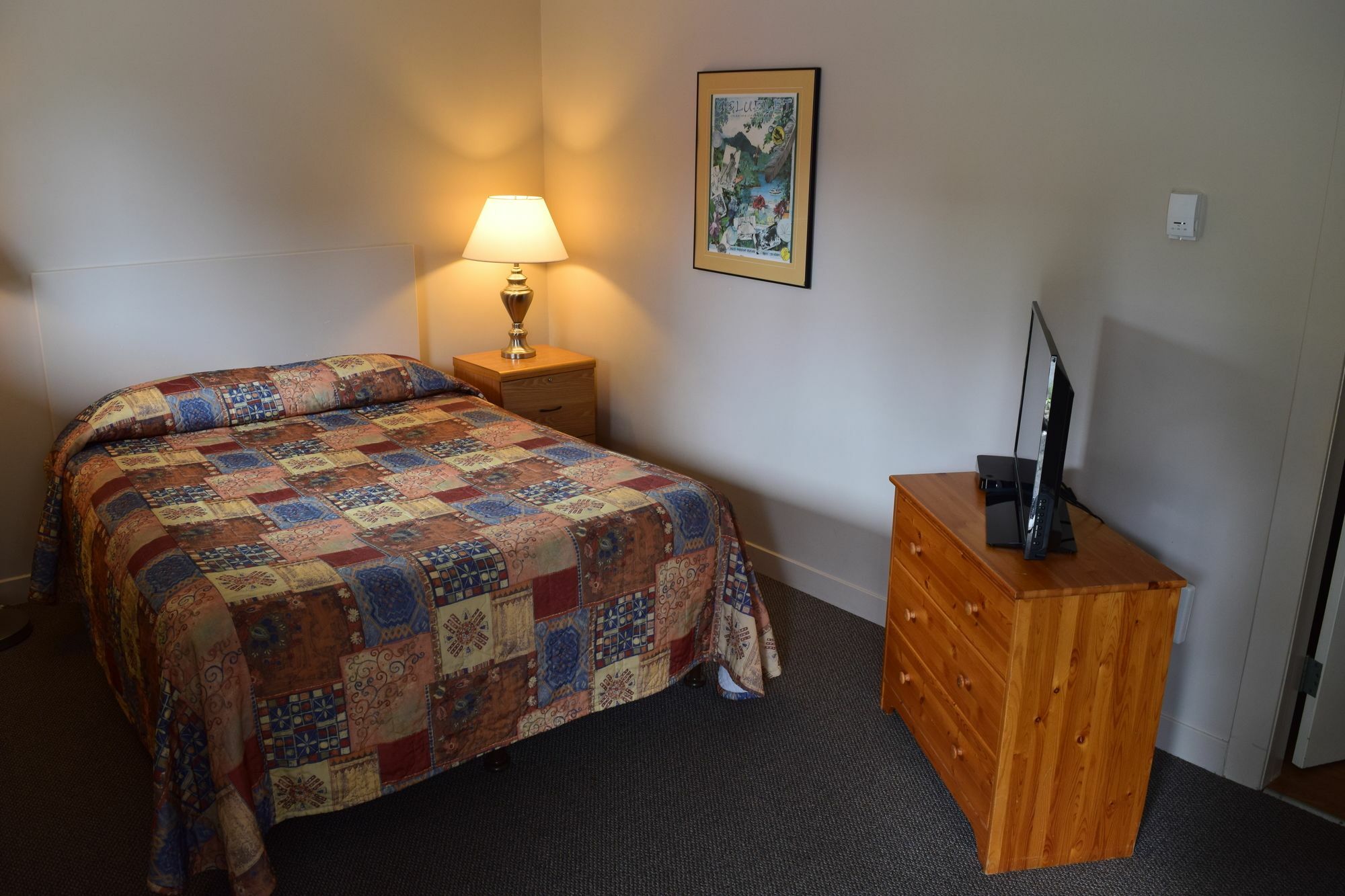 West Coast Motel On The Harbour Ucluelet Exterior photo